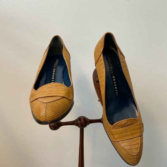 Mustard textured pumps - Picture 3 of 10
